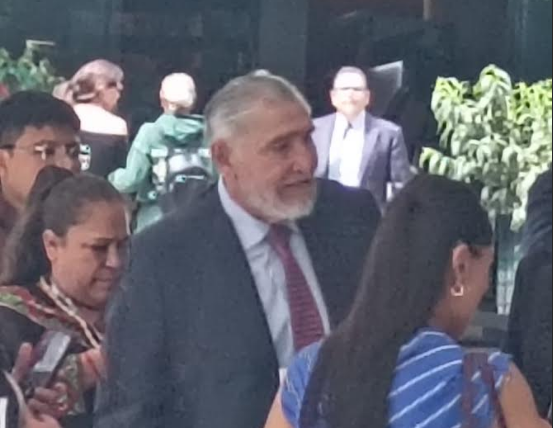 Reaparece Adán Augusto López y se placea en Senado