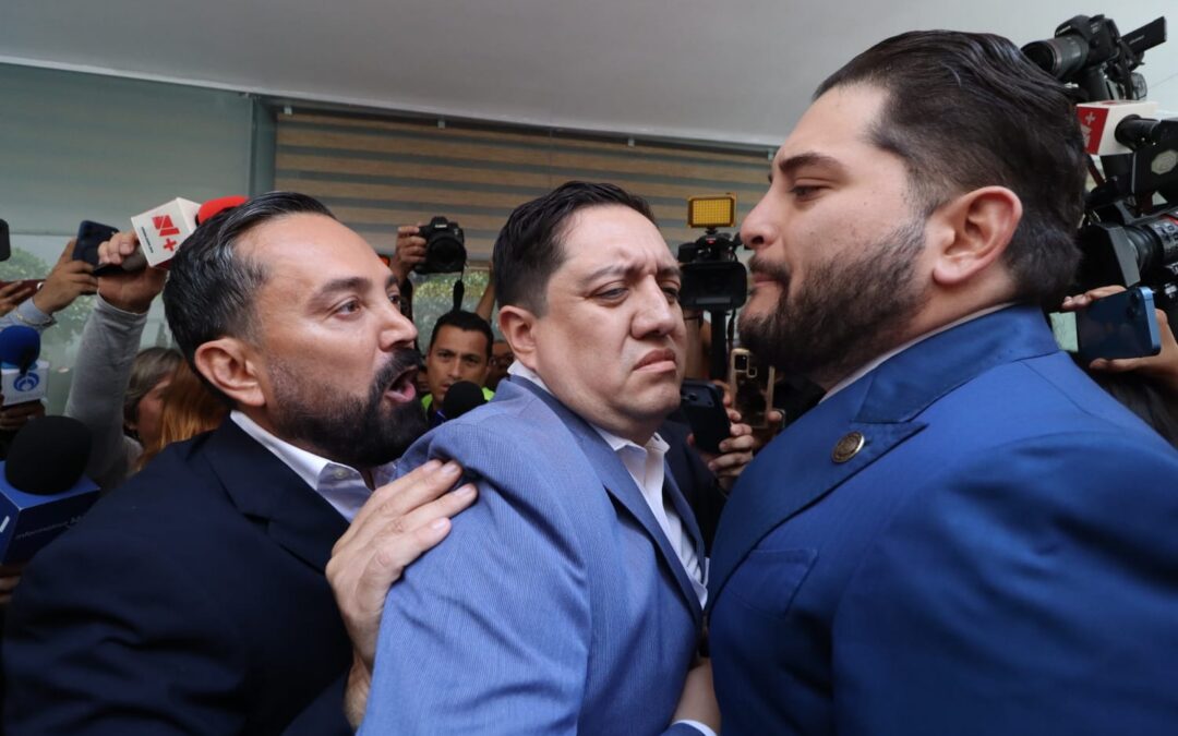 Trifulca entre legisladores Carlos Gutiérrez Mancilla y Arturo Ávila