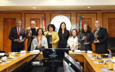 Entrega Kenia López reconocimientos a artistas de distintos ámbitos culturales