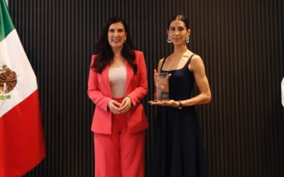 Kenia López entrega reconocimiento a bailarina de ballet Elisa Carrillo