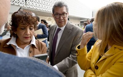 Llama Monreal a revisar prohibir que personas con doble nacionalidad aspiren a cargos públicos