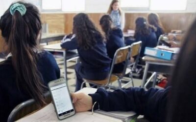 Este lunes, arranca consulta a 1.2 millones de docentes sobre uso de celulares