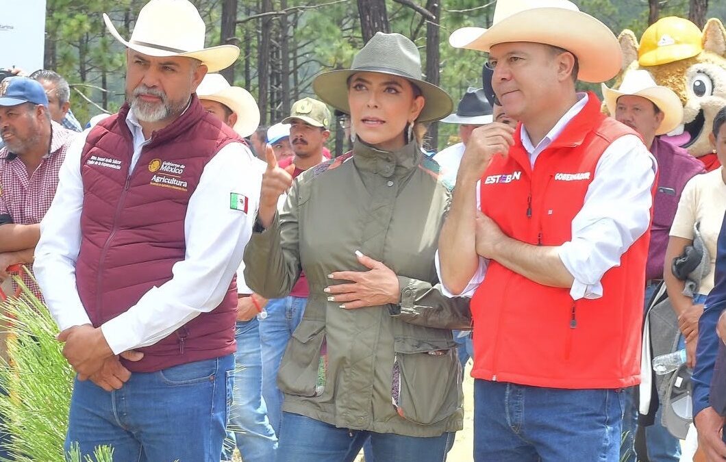 Participa Olivia Salomón y Esteban Villegas en Jornada de Reforestación