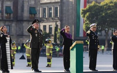 Izamiento de bandera a media asta en memoria de las víctimas de los sismos de 1985 y 2017