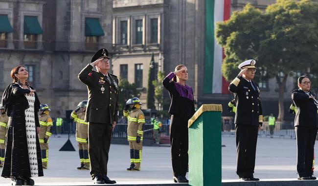 Izamiento de bandera a media asta en memoria de las víctimas de los sismos de 1985 y 2017