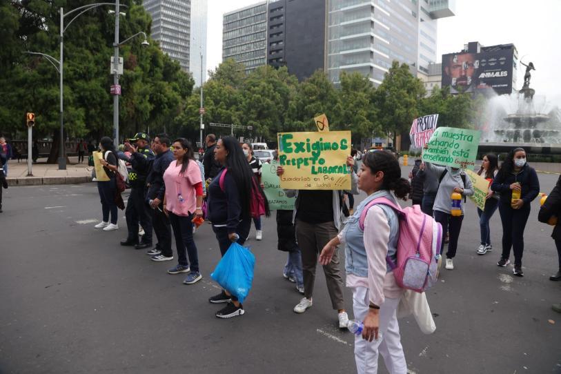 Megamarcha de trabajadores del IMSS, insisten en aumento salarial y mejoras