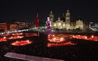 Se viste de luz el Zócalo, por el Día de Muertos